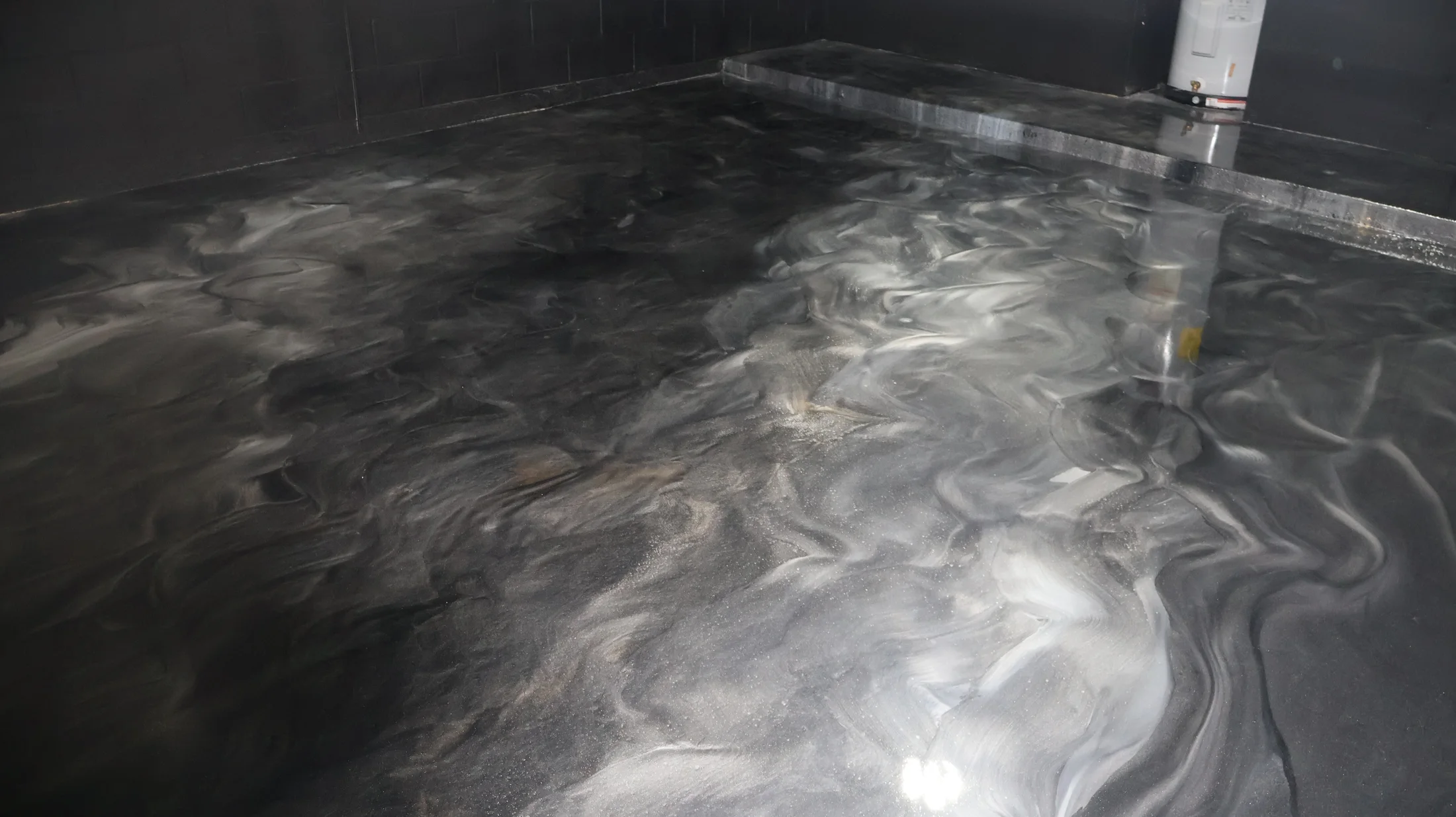 Piso de resina metálica en tonos plata y grafito